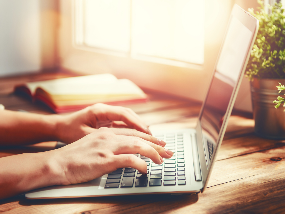 ノートPCで作業する手元のイメージ